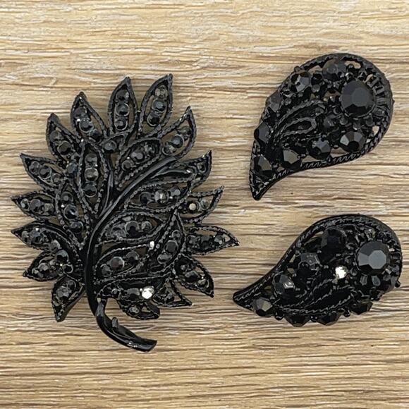 VTG Black Leaf Goth Whimsygoth Rhinestone Brooch and Clip on Earrings Mourn Pin - Picture 1 of 5